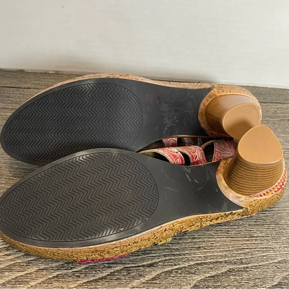 Women’s sandals Boho Chic Block heel.Colorful red. Size 10. Pre-owned.